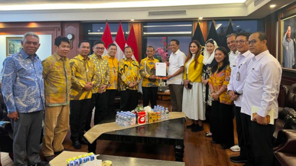 Bahlil Terima SK Kepengurusan Partai Golkar dari Kemenkum