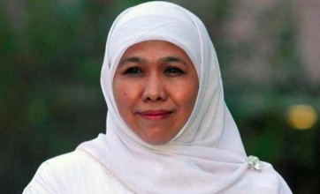 Khofifah Nyoblos di Surabaya, Ditemani 2 Putranya