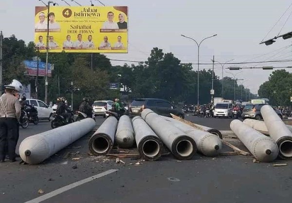 Kepadatan Lalu Lintas di Simpang Buah Batu: Paku Bumi Jatuh dari Truk Sebabkan Kemacetan
