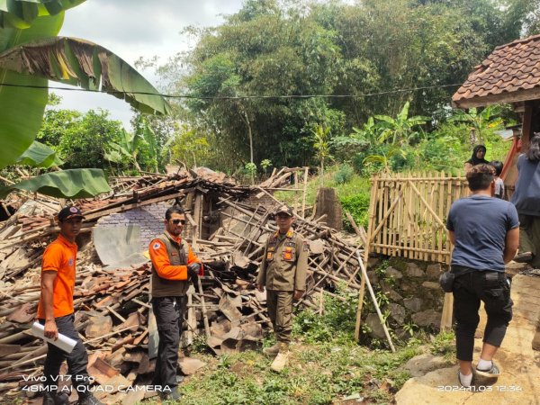 Diterjang Angin Kencang disertai Hujan Deras, BPBD Kabupaten Bandung Tangani Sejumlah Rumah Alami Kerusakan