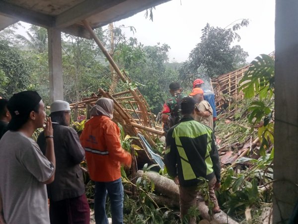 Longsor dan Angin Kencang Terjang Sukabumi, 51 Rumah Rusak