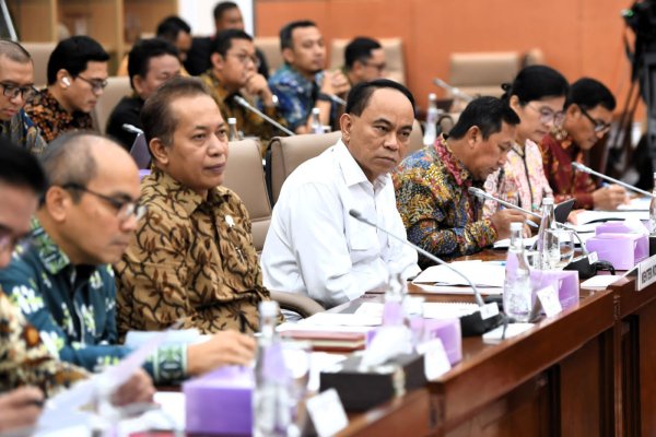Rapat Perdana di DPR, Menkop Paparkan 12 Prioritas dalam Mendukung Asta Cita Presiden