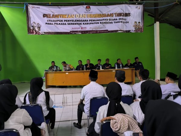 Pelantikan Anggota KPPS di Kelurahan Jelekong: Membangun Demokrasi yang Lebih Baik