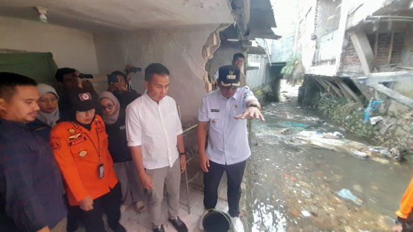 Tinjau Dampak Bencana di Sukabumi, Bey Imbau Masyarakat Hati-hati Cuaca Ekstrem