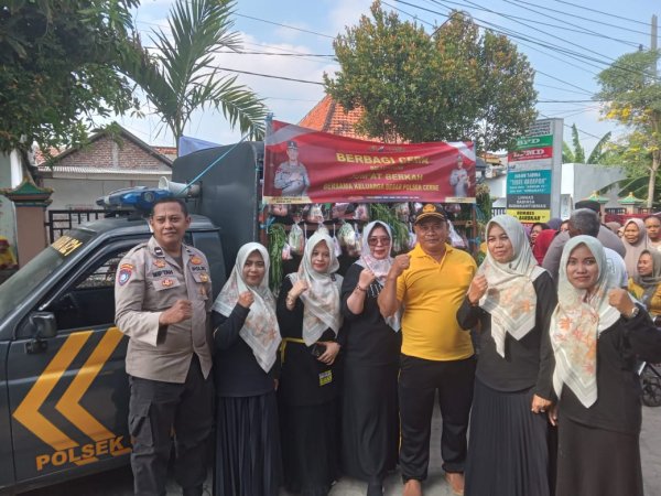 Polsek Cerme Sosialisasi Rekrutmen Polri dan Berbagi di Desa Dampaan Cerme