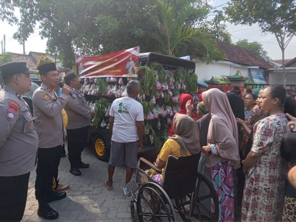 Polsek Cerme Sosialisasi Rekrutmen Polri dan Berbagi di Desa Dampaan Cerme