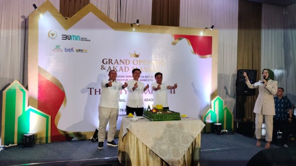 Wakil Ketua DPR Cucun Ahmad Syamsurijal bersama Dirut Bank BTN Laksanakan Grand Opening Perumahan The City Sukaraja II