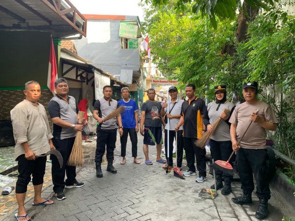 Antisipasi Bencana Hidrometeorologi, Polsek Gunung Anyar Bersama Warga Gelar Kerja Bakti di RW 01 Kel Rungkut Tengah
