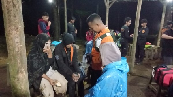 Tim SAR Gabungan Evakuasi 5 Remaja yang Sempat Hilang di Gunung Salak