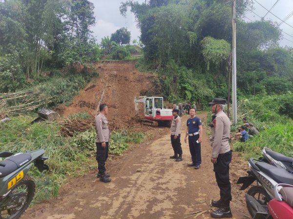 Sempat Tertimbun Longsor, Jalan Penghubung Desa di Sukabumi Dapat Dilalui Lagi