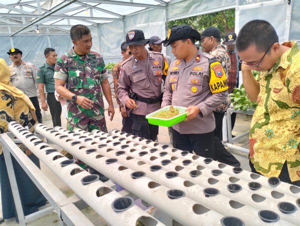 Kapolsek Krian Tinjau Program Ketahanan Pangan Di Desa Ponokawan