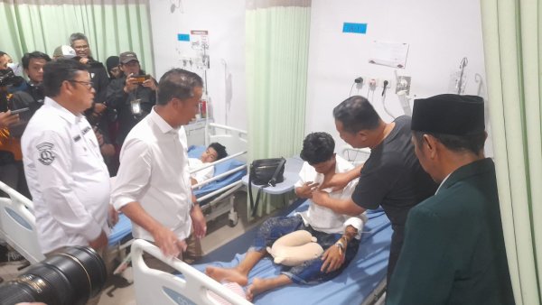 Pj Gubernur Jabar Jenguk Santri Sukabumi Korban Dinding Kolam Ambruk