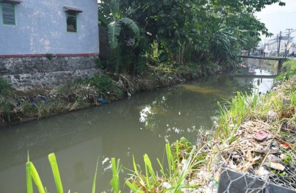 Antisipasi Banjir, Sungai Cisuda di Kota Sukabumi Dikeruk