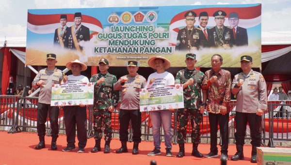 Kapolri Bersama Panglima TNI Tanam Jagung di Sidoarjo, Tandai Peluncuran Gugus Tugas Polri Dukung Ketahanan Pangan