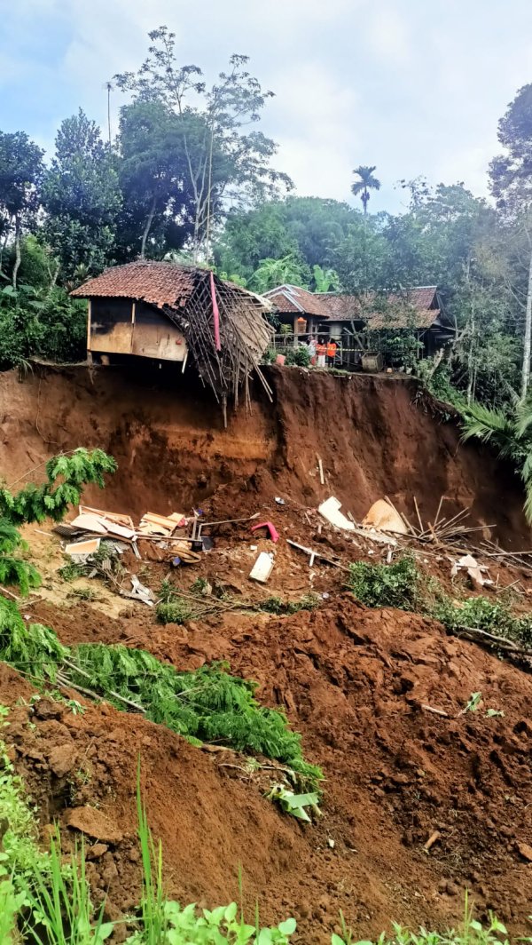 Longsor Rusak Rumah di Sukabumi, Belasan Orang Mengungsi
