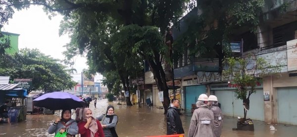 Tim SAR Sat Brimob Polda Jabar, Evakuasi Bencana Alam Banjir Di Dayeuh Kolot