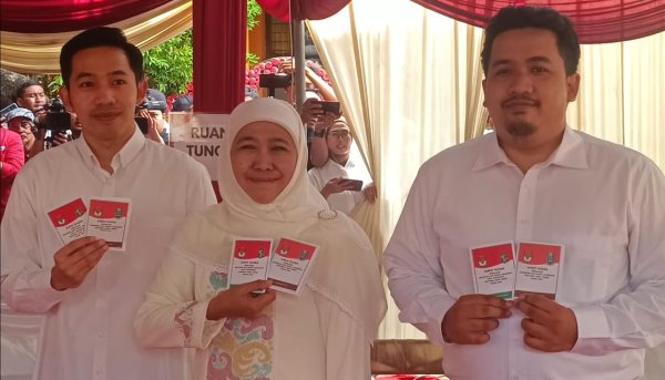 Khofifah Salurkan Hak Pilihnya di TPS 19 Jemursari