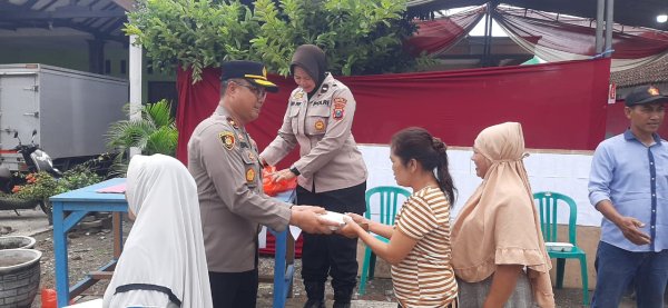 Tarik Animo Warga Datang Ke TPS, Polresta Sidoarjo Bagikan Makanan Gratis
