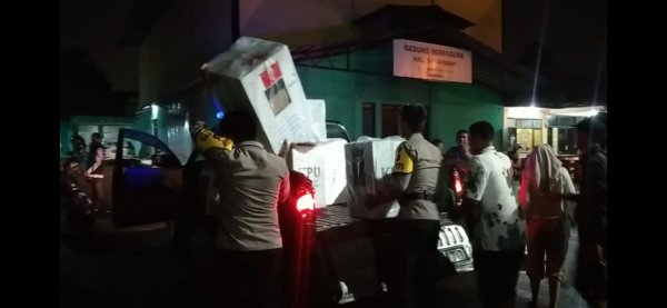 Akses Jalan Banjir, Polsek Baleendah Bantu Evakuasi Kotak dan Surat Suara dari TPS ke Gudang PPS