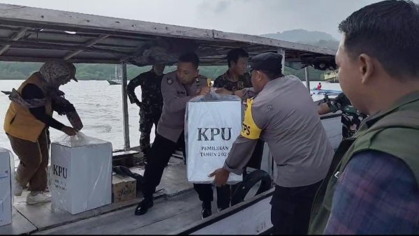 Kapolres Gresik Pastikan Pengamanan Pemungutan Suara di TPS Berjalan Aman