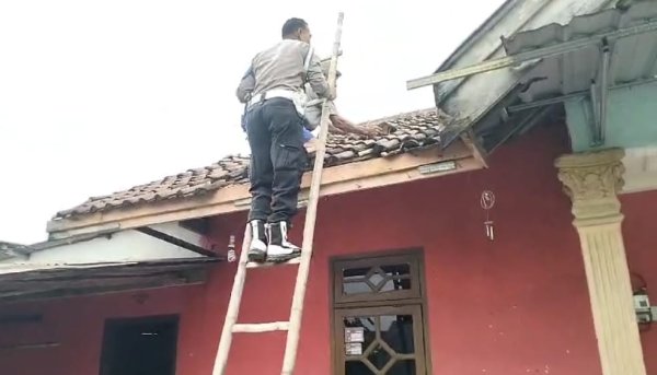 Personel Polsek Tulangan Turun Tangan Sigap Bantu Korban Bencana Angin Kencang