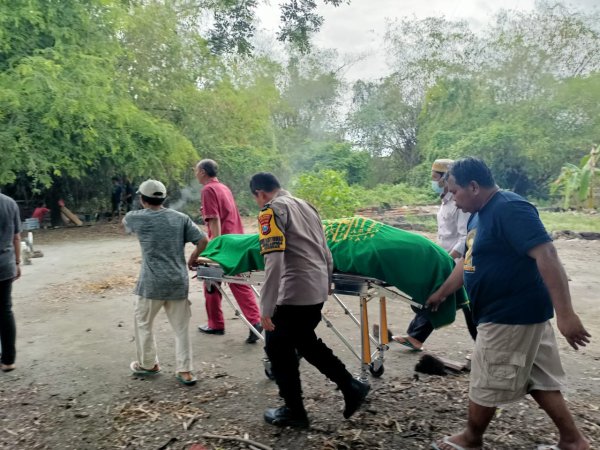 Bhabinkamtibmas Desa Siwalanpanji Bantu Pemakaman Warga