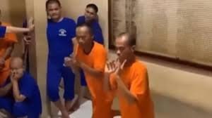 Gunawan Sadbor Tampil Menghibur Tahanan dengan Joget Patuk Ayam di Sel Penjara Sukabumi