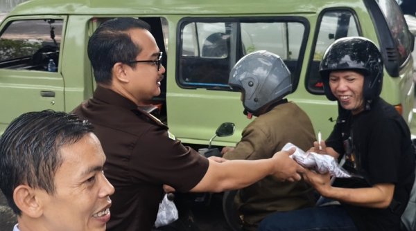 Peringati Hakordia 2024, Kejari Cianjur Bagikan Souvenir