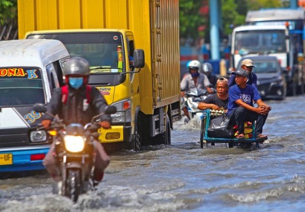 Banjir Rob Rendam Muara Angke, Jakarta Utara, Akses Warga Terganggu