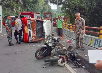 Kecelakaan Lalu Lintas di Cigendel: Tabrakan Mobil Angkot dan Dua Sepeda Motor