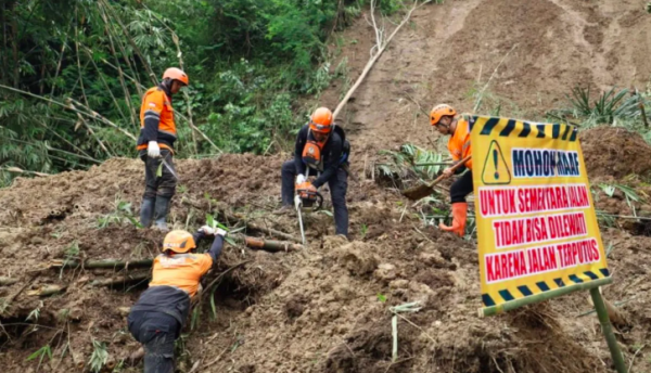 Baznas Bantu Warga Buka Akses Jalan Akibat Longsor di Sukabumi