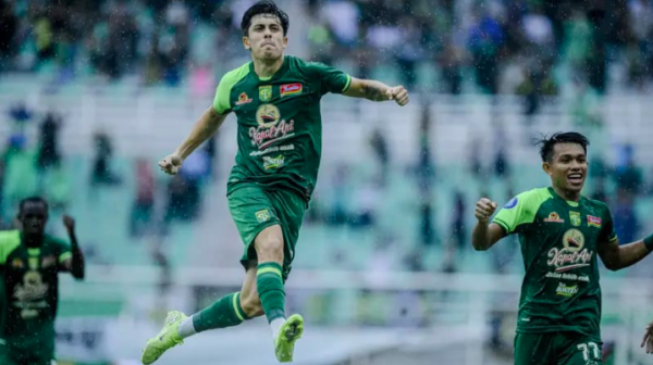 Pendukung Bonek Cilik Membuat Persebaya Surabaya Unggul 4-1 Saat Menjamu Persik Kediri di GBT