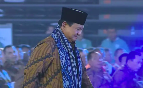 Prabowo Dapat Kain Bentenan dari Minahasa saat Natal Nasional 2024, Ini Maknanya