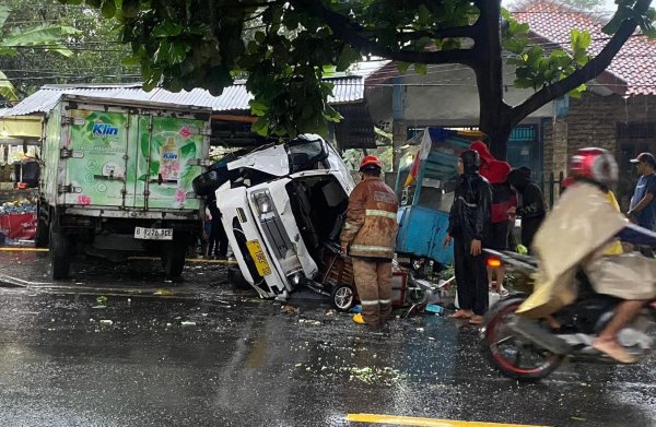 Truk Hantam Angkot di Sukabumi, 4 Korban Dilarikan ke Rumah Sakit