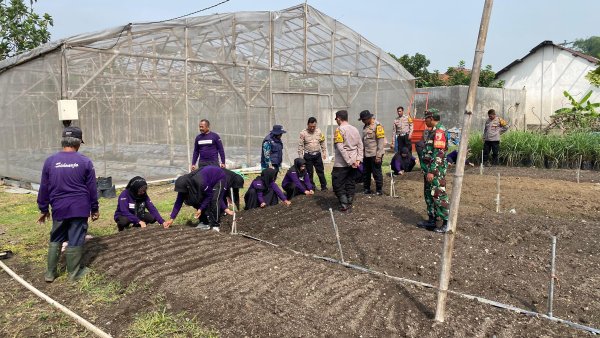 Polisi Bersama Warga Desa Bakungtemenggungan Siapkan Lahan Produktif Wujudkan Ketahanan Pangan