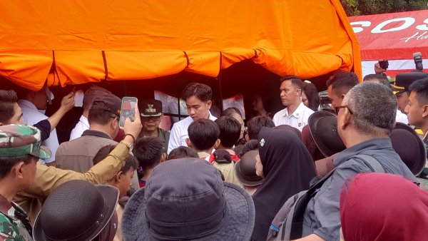 Wapres Gibran Tinjau Pengungsi Korban Pergerakan Tanah Sukabumi