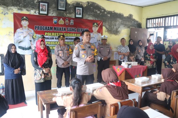 Polresta Sidoarjo Bagikan Makan Siang Bergizi untuk Pelajar TK dan SD