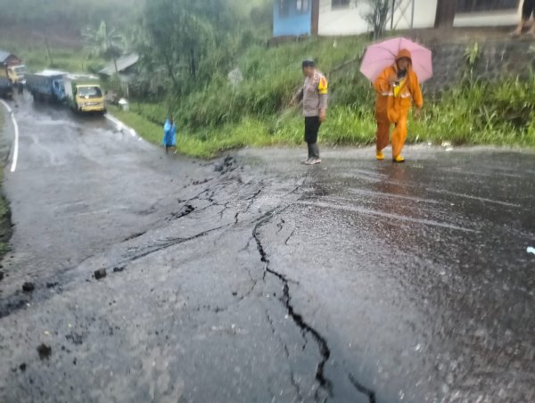 BNPB Akan Bangun Jembatan Bailey untuk Akses Jalan Putus di Sukabumi