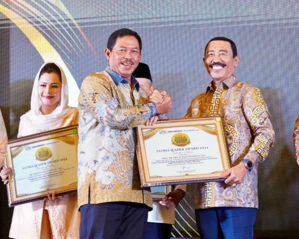 Diserahkan Pj. Gubernur Jawa Tengah, Rektor IPDN Hadi Prabowo Raih Penghargaan "Satria Leader Award 2024"