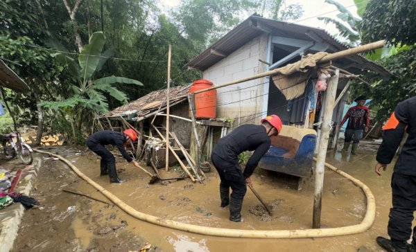 Pasca Banjir, Pasukan Sat Brimob Polda Jabar Gerak Cepat Bersih-bersih Sisa Lumpur
