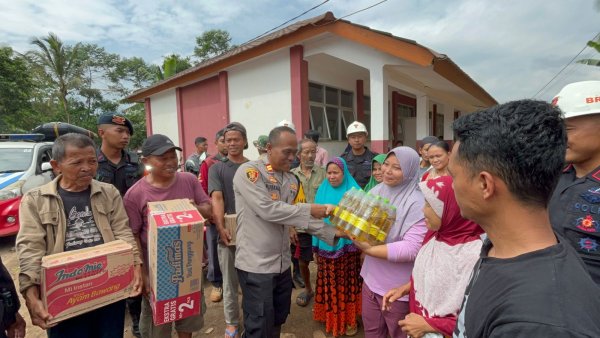 Polda Jabar - Sat SAR Brimob dan Polres Sukabumi Bagikan Sembako untuk Warga Terdampak Banjir Sukabumi