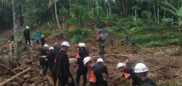 Melihat Gerak Cepat Tim SAR Sat Brimob Polda Jabar Tanggulangi Banjir Longsor Sukabumi