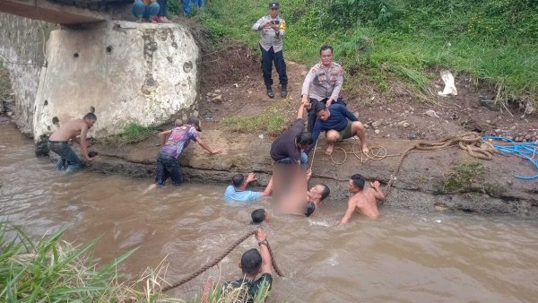 Anggota Polsek Paseh Berhasil Temukan Bocah yang Tenggelam di Sungai Cisungalah