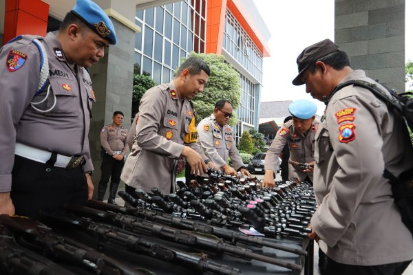 Usai Apel, Polres Gresik Gelar Pemeriksaan Senjata Api