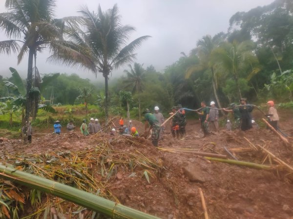Pencarian 2 Korban Longsor di Sukabumi Terkendala Alat Berat dan cuaca