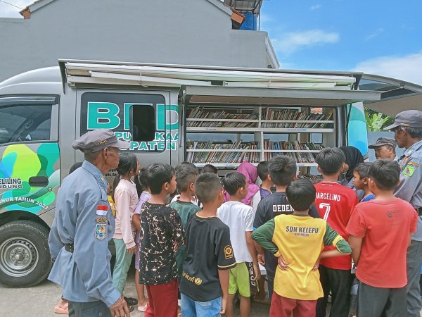 Dispusip Kab. Bandung: Puluhan Anak-anak Antusias Membaca Buku yang Difasilitasi Mobil Perpustakaan Keliling