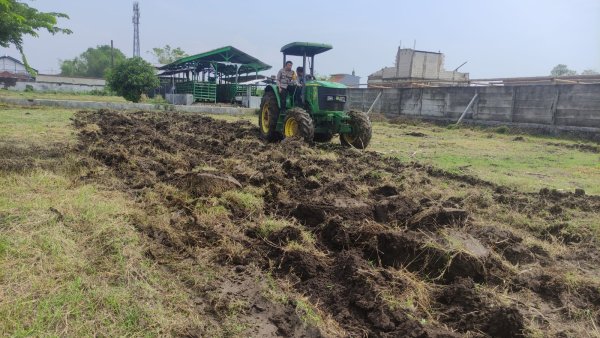 Wujudkan Ketahanan Pangan Polisi di Sidoarjo Buka Lahan Tidur Jadi Produktif Ditanami Jagung