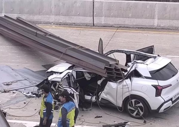 Mobil Tabrak Bagian Belakang Truk di Tol Andara Sebelum Tertimpa Pelat Besi