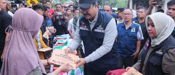 Mensos Gus Ipul Serahkan Santunan ke Ahli Waris Korban Bencana di Sukabumi