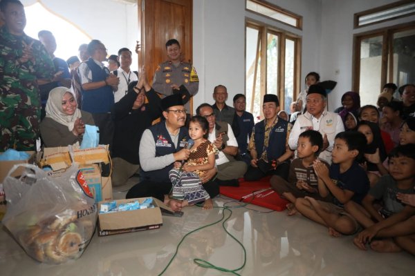 Mensos ke Warga Terdampak Bencana di Sukabumi: Kalau Kurang Apa Silakan Lapor